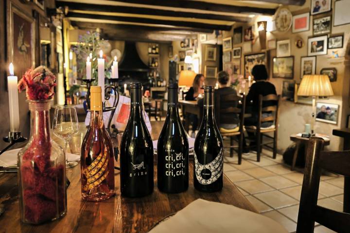 Sala acogedora y bodega pensada en 'Lalalola'. Foto Facebook 'La Posada de Lalola'