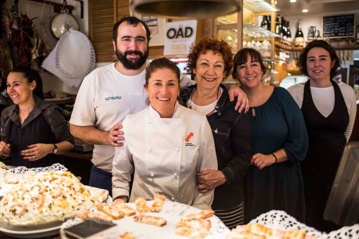 Maca de Castro con la familia del 'Ganbara' en la Ruta del Sol de Guía Repsol.