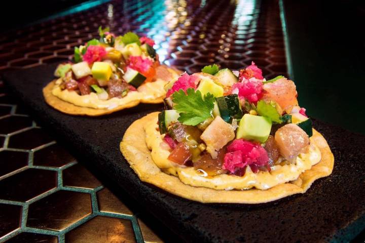 Tostadas de bonito y salsa de esquites del 'Salón Cascabel'. Foto: Salón Cascabel.