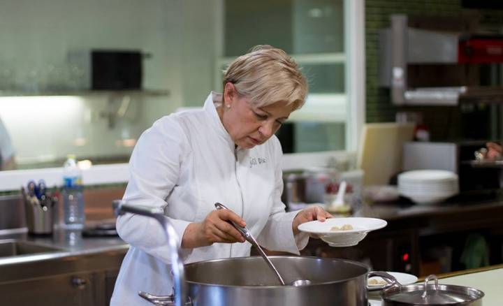 Susi Díaz cocinando