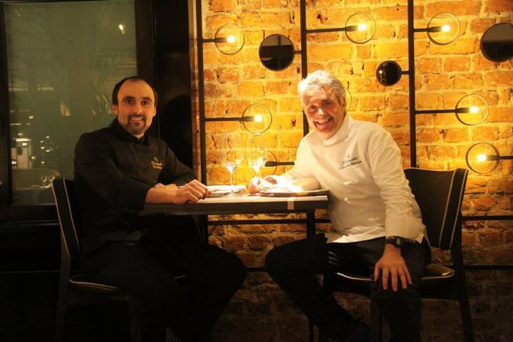 Fernando Canales con su jefe de cocina, Mikel Población, en la despensa del 'Etxanobe'. Foto: Etxanobe.