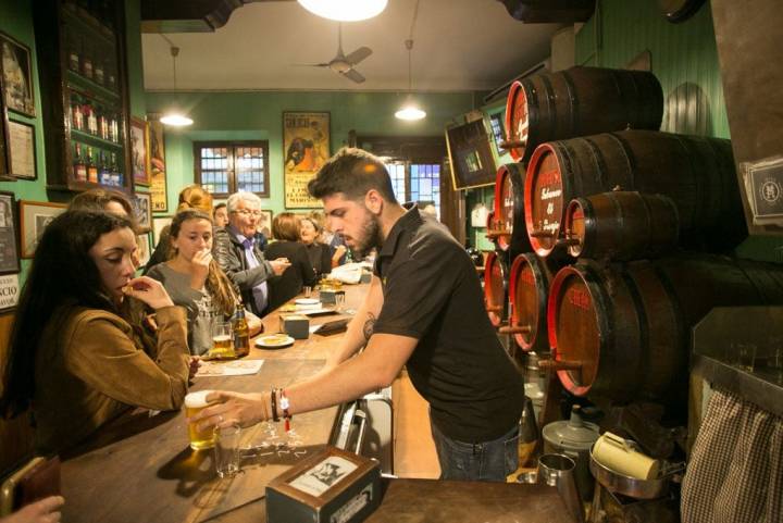 Los camareros escriben la cuenta sobre la barra de madera.