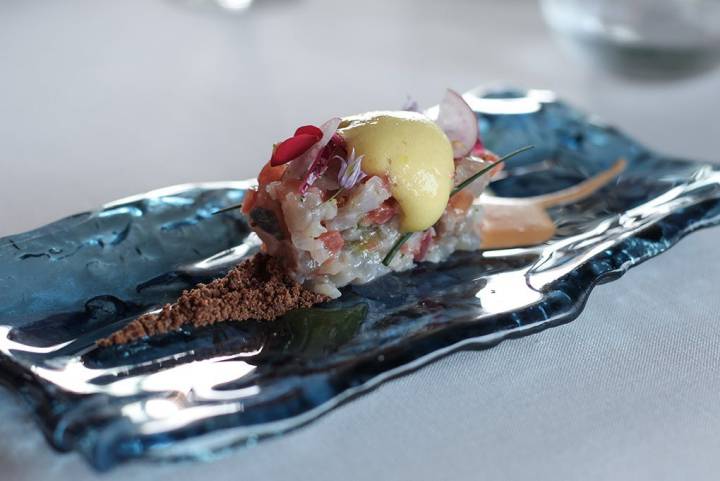 'Txitxarro' marinado en cítricos con ensalada de encurtidos de Gorka Txapartegui, del 'Alameda'. Foto: Garikoitz Díaz.