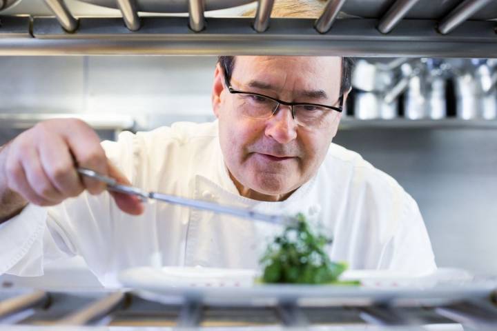 Hilario Arbelaitz, del restaurante Zuberoa emplatando.