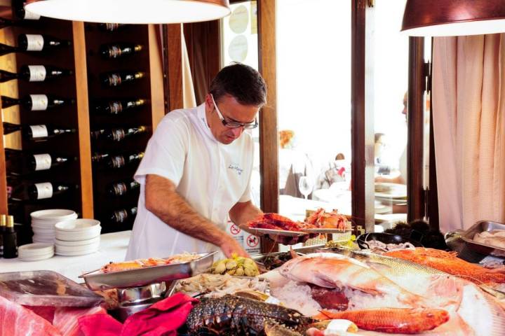 En 'Los Marinos José' escogiendo lo que se va a preparar en el momento.