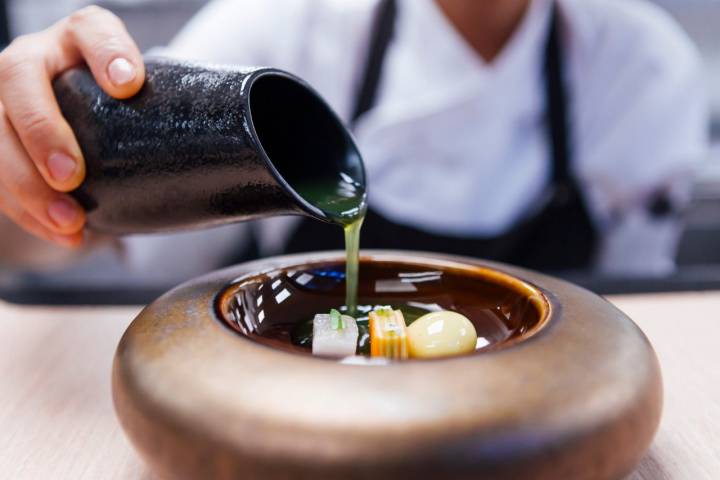 Boniato, aguacate y maíz a la brasa, pez limón marinado y cilantro en 'Lasarte'.