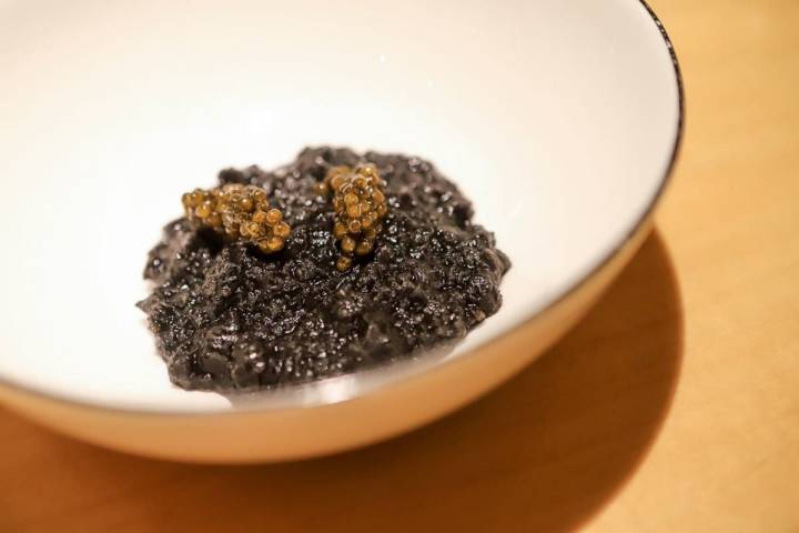 Plato de sopa de pan 'sopako', salsa negra y caviar de 'Nerua'