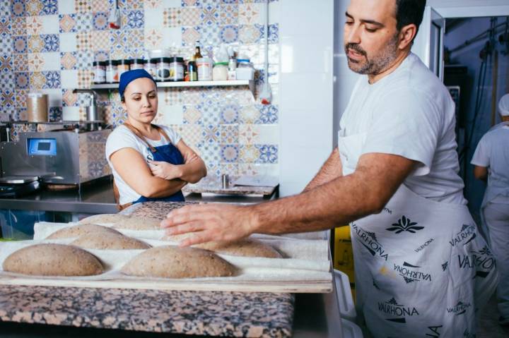 Alexis García con las manos en la masa bajo la atenta mirada de su mujer, Marlene Hernández.