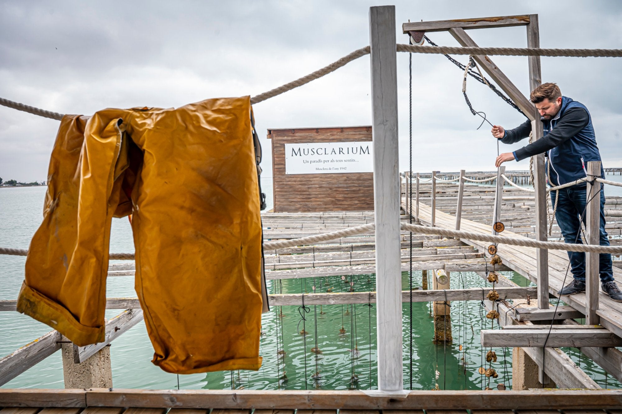 Comer ostras en la batea más antigua del Delta