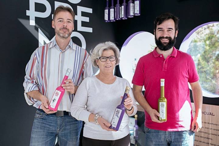 Alberto Molinero, María Dolores Carrillo (gerente de la cooperativa) y Andrés García. Foto cedida.