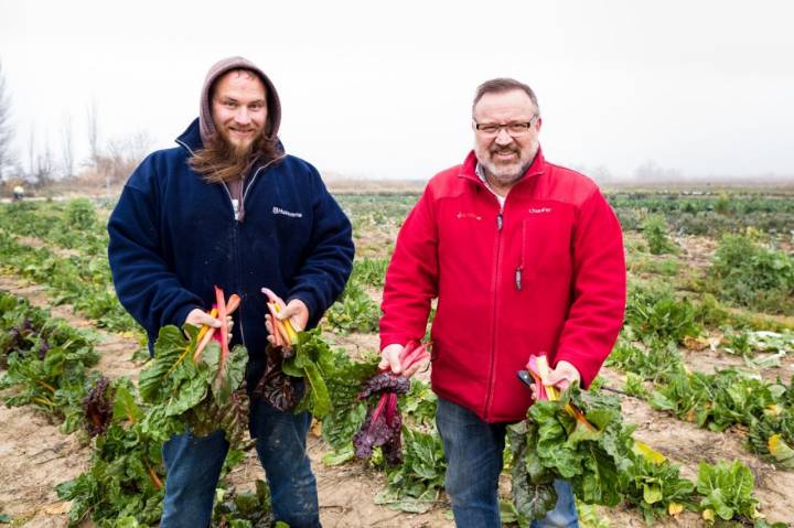 Javier Sopeséns, padre e hijo, en el campo que tienen en Movera (Zaragoza).