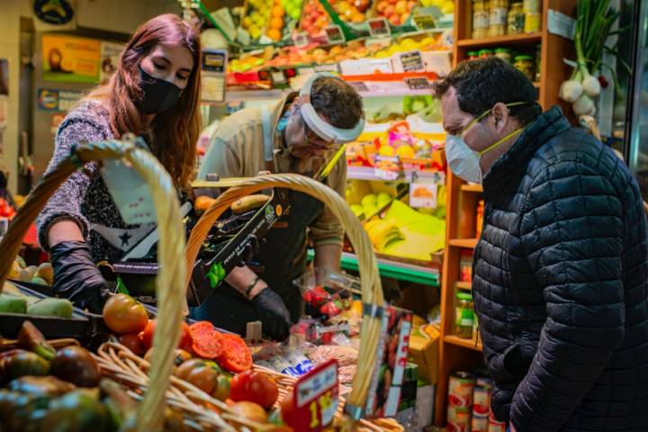 Las medidas de seguridad y protección en los puntos de venta habituales se han incrementado con la crisis del coronavirus. Foto: Sofía Moro.