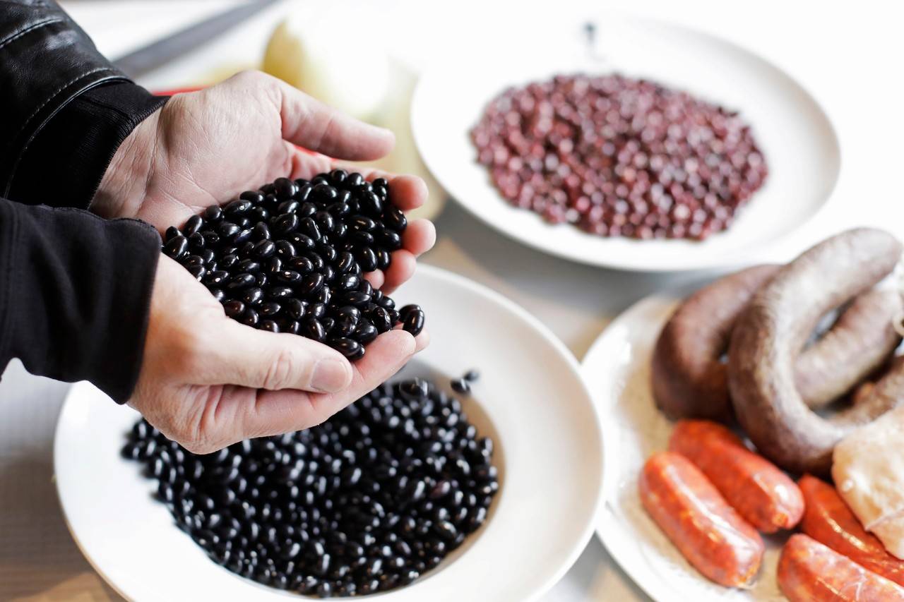 Así se cocinan unas alubias de Tolosa de 10