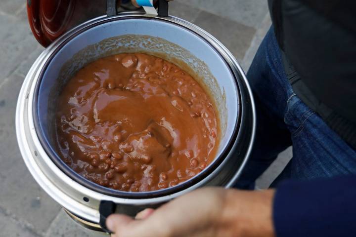 Hay que mover la olla a la manera de un pilpil para evitar que las alubias se rompan. Foto: David Herranz.