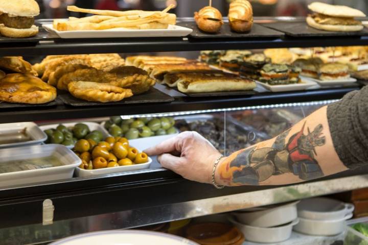 Empanadillas y aceitunas de diferentes variedades.