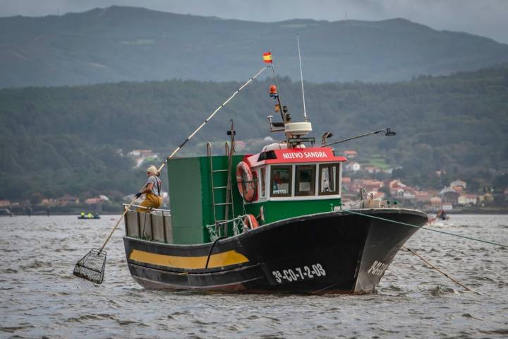 Berberechos de Noia apertura barco y mariscadora