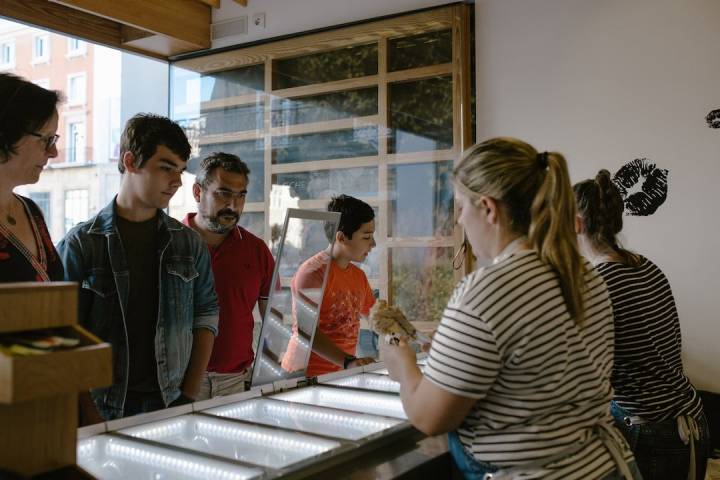 Caras atentas, decisión trancendental: ¿Café de pota o requesón?