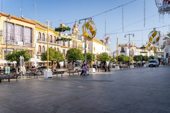 Una calle de Utrera vestida con decoración de Navidad.