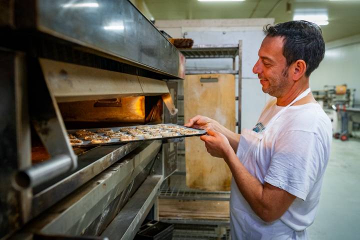 Diego, uno de los hijos, horneando bollos de aceite.