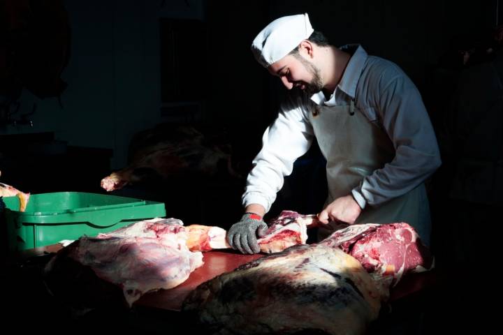 En 'Cecinas Nieto' siguen elaborando productos de calidad excelsa con los métodos tradicionales.