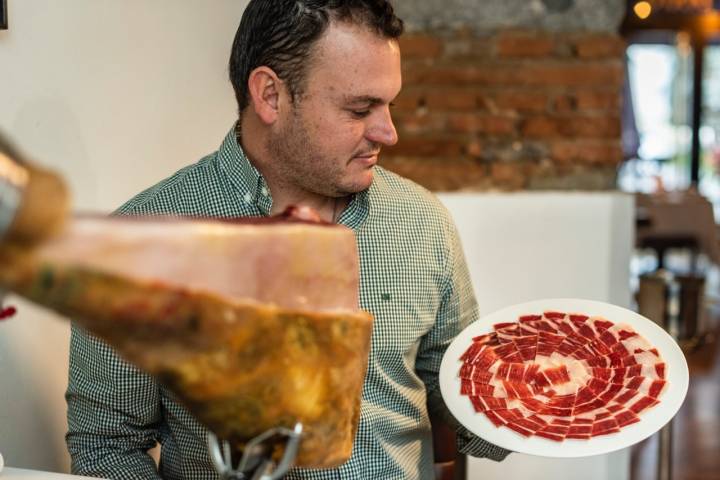 Rafael Muñoz con un plato de jamón 'Mío 1898'..