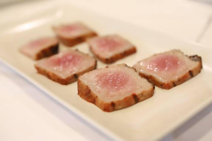 Tataki de lomo con ajo y sal, con un intencionado toque a 'quemado'.