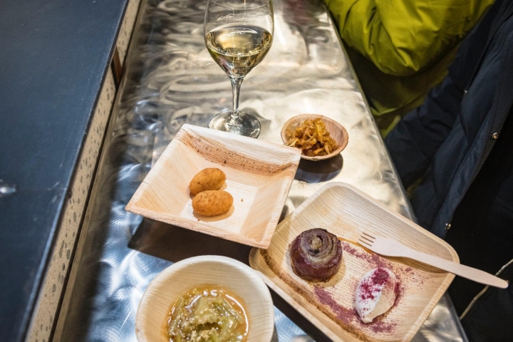Croquetas, borrajas, tortilla y tarta de cebolla.