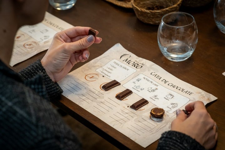 Las degustaciones comienzan con un chocolate industrial, para que el contraste sea evidente.