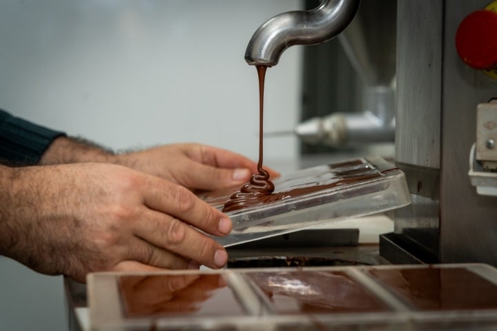 El obrador de Moro es el primero en Extremadura que elabora su chocolate 'bean to bar'.