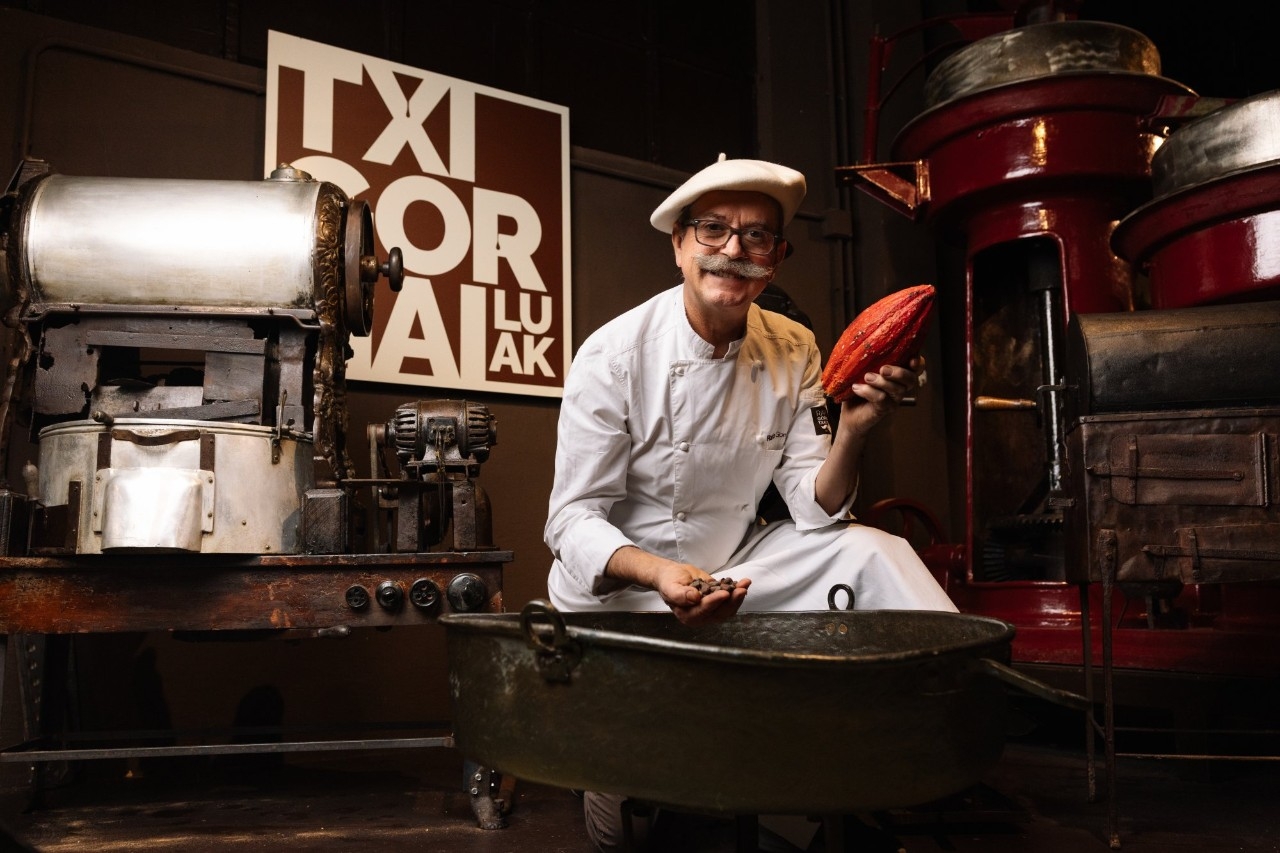 Rafa Gorrotxategi, tercera generación familiar de maestros chocolateros en Tolosa