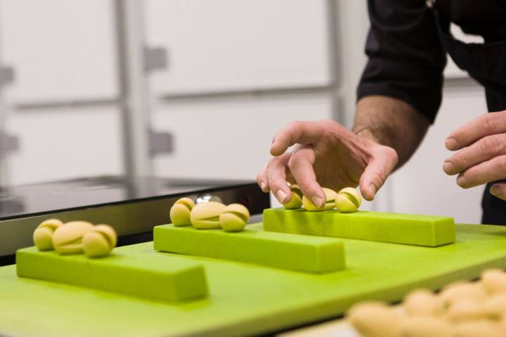 - Los pistachos que culminan el turrón se elaboran artesanalmente. 