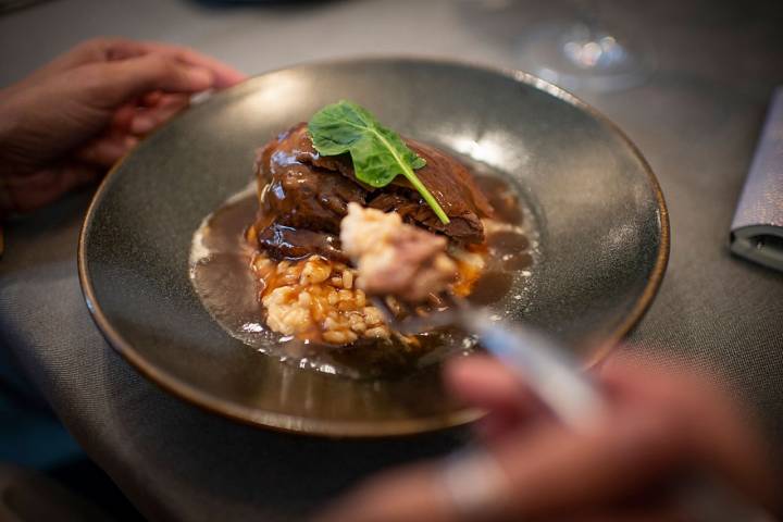 Jarrete de ternera con arroz cremoso con queso de Cebreiro.