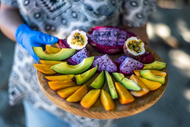 Plato de frutas tropicales para los que llegan.