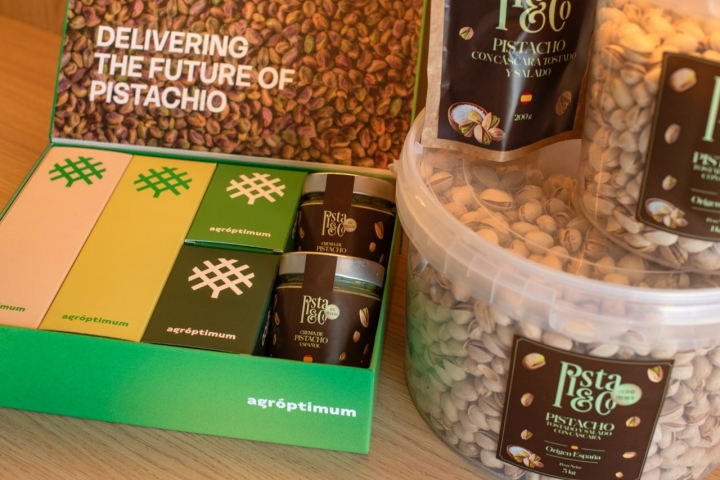 Bodegón con diferentes tipos de pistacho que vende la empresa.