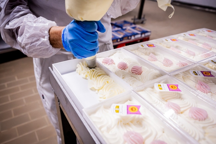 Una a una y con manga pastelera, así se prepara la mantequilla dulce.