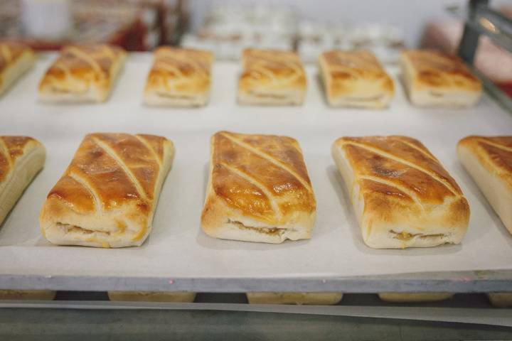 Cada pieza de este mazapán relleno pesa 300 gramos.