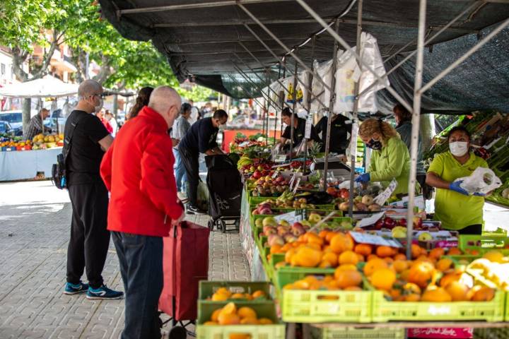 Nos tendremos que ir acostumbrando a acudir a los mercadillos con mascarillas y guardando la distancia con la clientela.