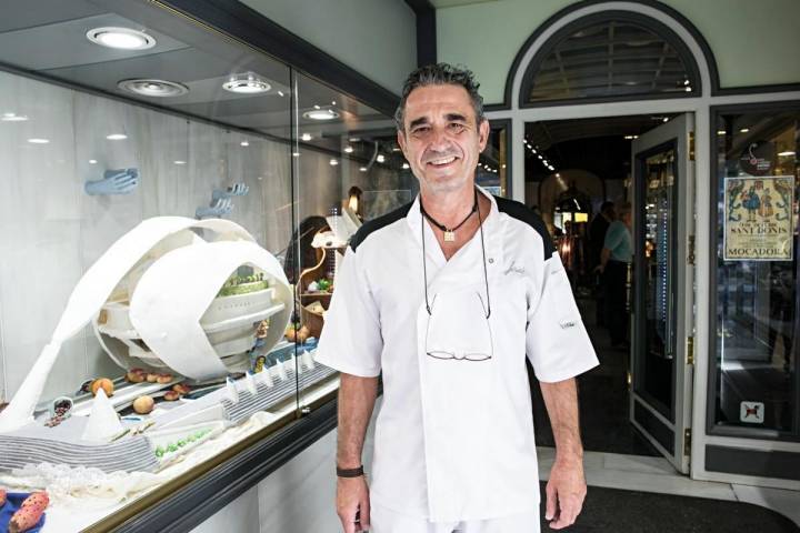 Carlos Jericó, posando ante el escaparate de la pastelería de la familia.