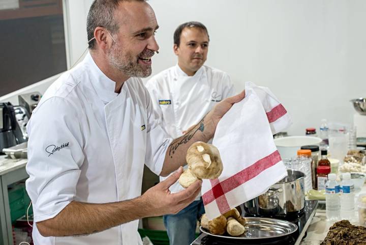 El chef muestra el boletus con el que elaborará su primer plato,