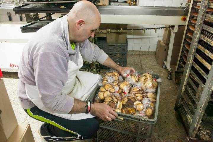 Moisés, el hijo de Etelvina Sañudo, ha crecido entre sobaos, pastas y quesadas.