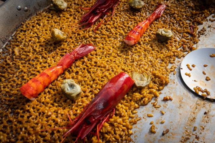 Paella de carabineros y alcachofas