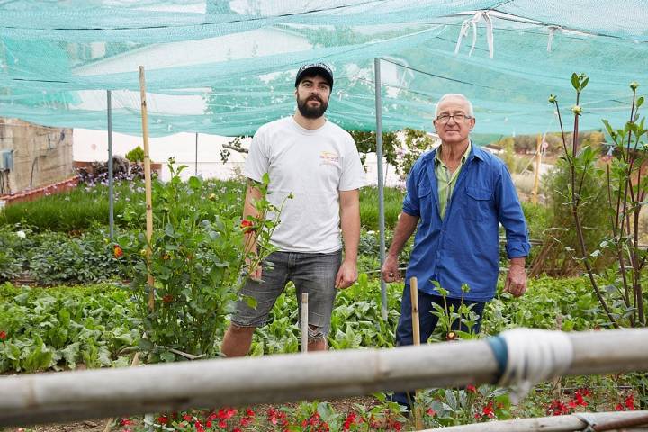 Xavi Petràs y José Grima son los encargados de cuidar y comercializar las flores en el Mercado de La Boquería.