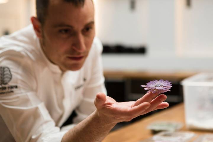 El chef Cristian Palacio, de Gente Rara, sostiene una flor secada