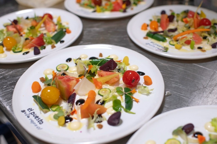 Ensalada de verduras de nuestra huerta, de Más Marroch y brotes tiernos de montañas, con crema de queso Ermesenda, frutos de montaña encurtidos, tomate confitado, flores y hierbas frescas de montaña.