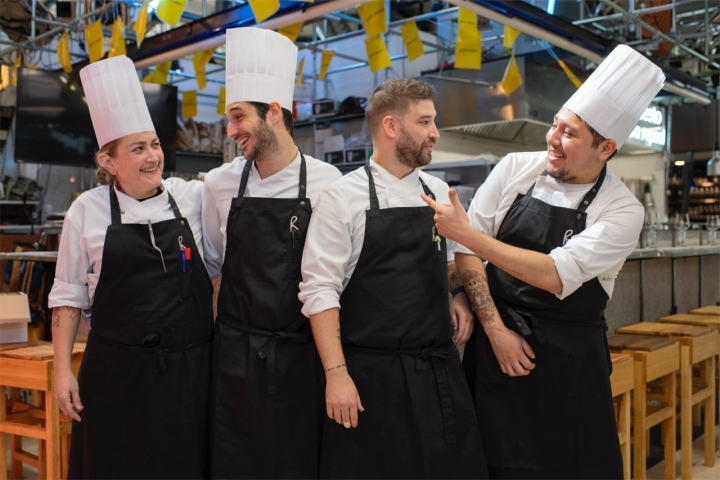 Carlos López, jefe de cocina de Fontané, con su equipo.