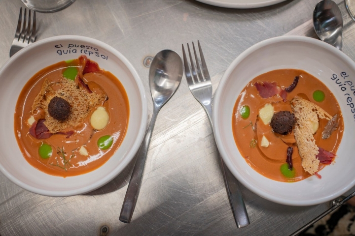 Sopa fría de aceitunas, anchoa, mojama de atún, tempura de aceitunas negras, helado de aceitunas verdes, ajedrea, Gordal y crujiente de pan tostado.