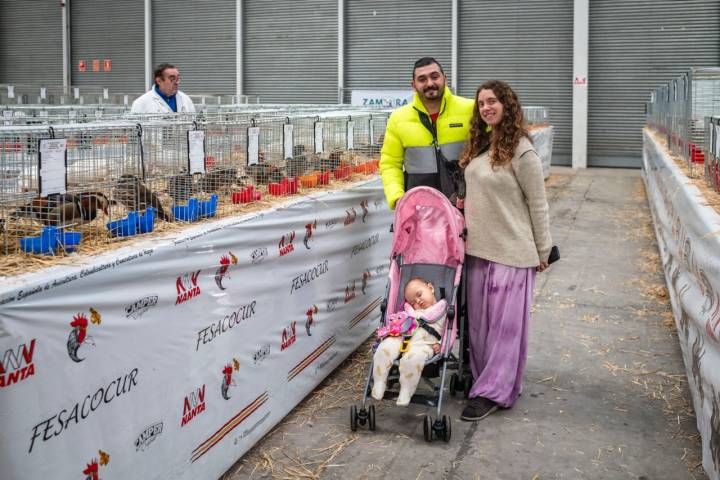 Alejandro, Gayá y su hija Leia, buscando cómo iniciarse en gallinas en gallineros. 