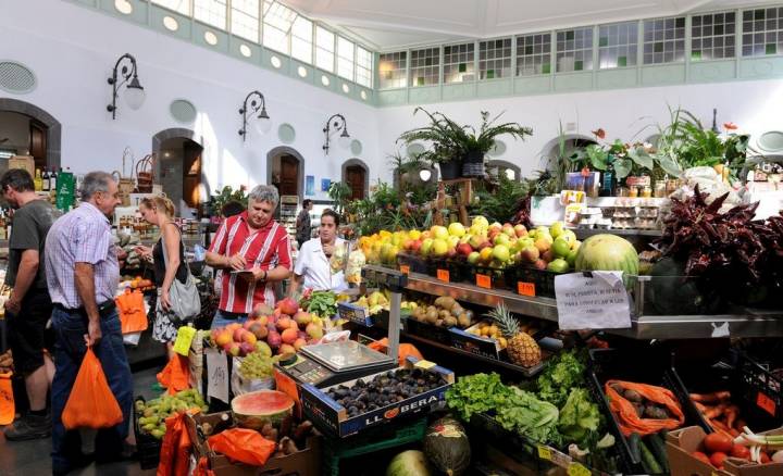 Colores en el Mercado de Santa Cruz. Foto: Agestock