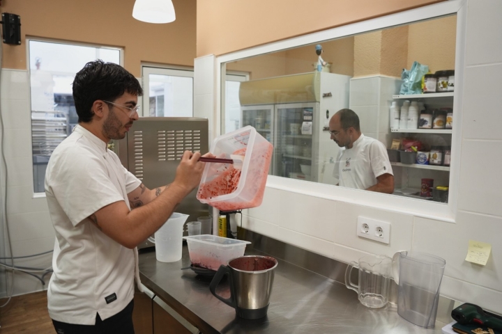 Abel y Juan Manuel pasan muchas horas en el obrador trabajando mano a mano e investigando nuevas fórmulas.