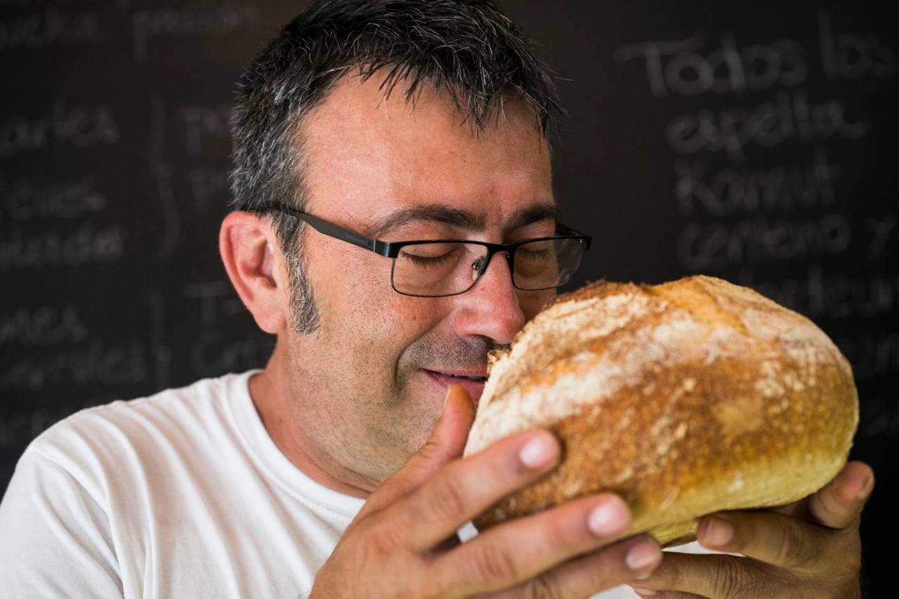 Cuando Jesús Machí cierra los ojos le llega el olor del pan de su abuela.